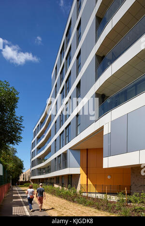 Die Außenfassade. Walthamstow Stadium Gehäuse Entwicklung, Walthamstow, Vereinigtes Königreich. Architekt: Conran und Partner, 2017. Stockfoto