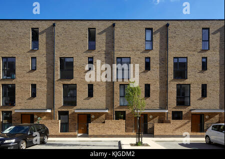 Die Außenfassade. Walthamstow Stadium Gehäuse Entwicklung, Walthamstow, Vereinigtes Königreich. Architekt: Conran und Partner, 2017. Stockfoto