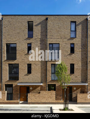 Die Außenfassade. Walthamstow Stadium Gehäuse Entwicklung, Walthamstow, Vereinigtes Königreich. Architekt: Conran und Partner, 2017. Stockfoto