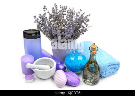 Lavendel, duftende Kerzen, Seife und Shampoo auf weißem Hintergrund Stockfoto