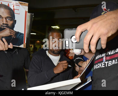 MIAMI, FL - 22. April: Kanye West kommt an den Internationalen Flughafen von Miami am 22. April 2016 in Miami, Florida Personen: Kanye West Stockfoto