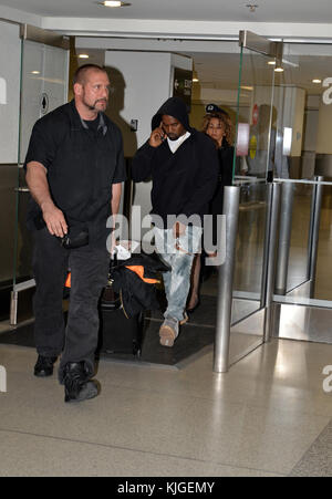 MIAMI, FL - 22. April: Kanye West kommt an den Internationalen Flughafen von Miami am 22. April 2016 in Miami, Florida Personen: Kanye West Stockfoto