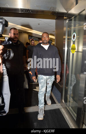 MIAMI, FL - 22. April: Kanye West kommt an den Internationalen Flughafen von Miami am 22. April 2016 in Miami, Florida Personen: Kanye West Stockfoto