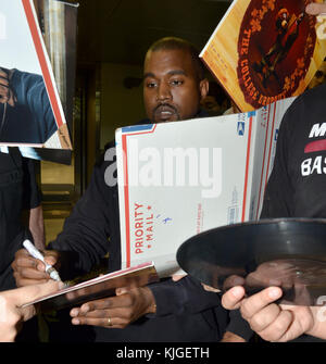 MIAMI, FL - 22. April: Kanye West kommt an den Internationalen Flughafen von Miami am 22. April 2016 in Miami, Florida Personen: Kanye West Stockfoto