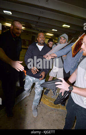 MIAMI, FL - 22. April: Kanye West kommt an den Internationalen Flughafen von Miami am 22. April 2016 in Miami, Florida Personen: Kanye West Stockfoto