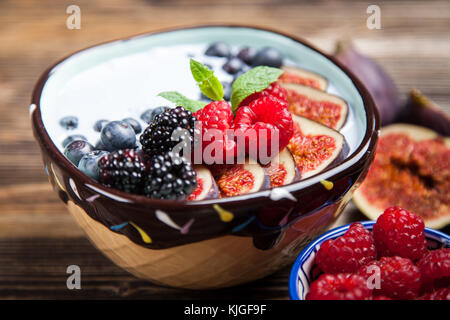 Leckere Heidelbeeren und Bild Joghurt Stockfoto
