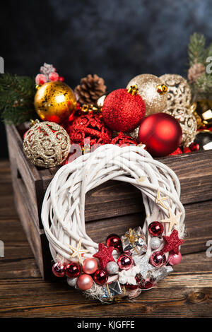 Weihnachtsbaumschmuck in Holzkiste Stockfoto