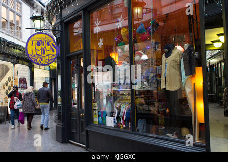 Hobos vintage Clothing Store in die Duke Street Arcade, Cardiff. Stockfoto