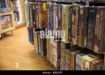 Regeln des Spiels ist eine unabhängige Rolle spielen und Board Game Shop im Cardiff Castle Arcade, Spiele für Board Game Cafe/Bar, Chance & Zähler Stockfoto