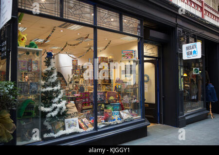 Regeln des Spiels ist eine unabhängige Rolle spielen und Board Game Shop im Cardiff Castle Arcade Stockfoto