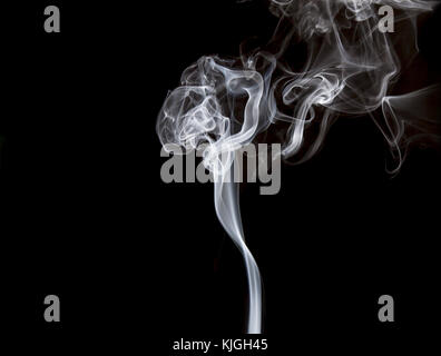 Rauch Voluten auf einer reinen schwarzen Hintergrund Stockfoto