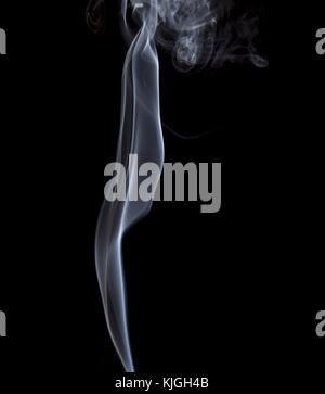 Rauch Voluten auf einer reinen schwarzen Hintergrund Stockfoto