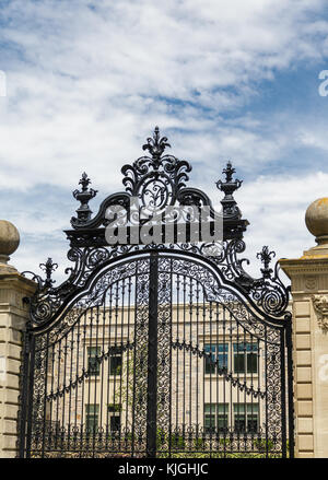 Schwarzen schmiedeeisernen Tor auf Mansion Stockfoto