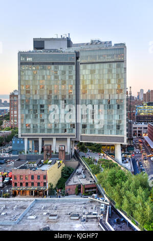 New York City - August 7, 2015: Blick über Manhattan Meatpacking District und Chelsea von Oben, bei Sonnenuntergang mit der Standard Hotel in Aussicht. Stockfoto