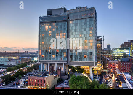 New York City - August 7, 2015: Blick über Manhattan Meatpacking District und Chelsea von Oben, bei Sonnenuntergang mit der Standard Hotel in Aussicht. Stockfoto