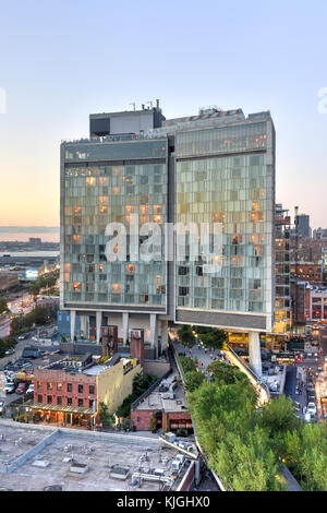 New York City - August 7, 2015: Blick über Manhattan Meatpacking District und Chelsea von Oben, bei Sonnenuntergang mit der Standard Hotel in Aussicht. Stockfoto