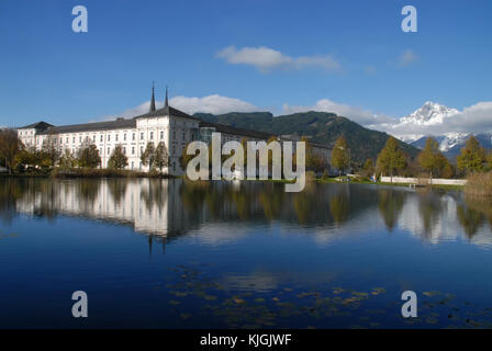 Spiegelbild der Abtei Admont, Österreich, und schneebedeckte Berge Stockfoto