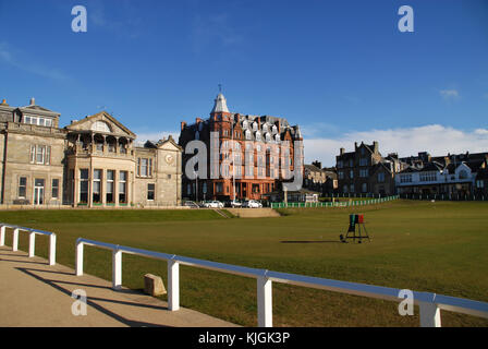 Erster Abschlag auf dem Old Course St Andrews, Großbritannien - R&A Clubhouse und Hamilton Grand Stockfoto