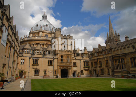 Oxford, Großbritannien, 18. Mai 2015: alte Quad am Brasenose College und Radcliffe Camera Stockfoto