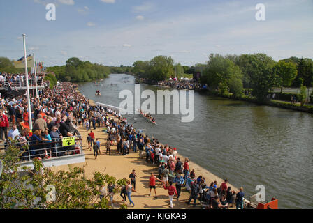 Oxford, Großbritannien, 30. Mai 2015: Blick auf Sommer achter rudern Wettbewerb von einer Plattform Stockfoto