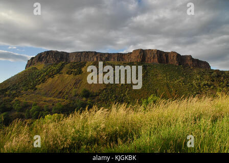 Salisbury Crags in Edinburgh bei Sonnenuntergang Stockfoto