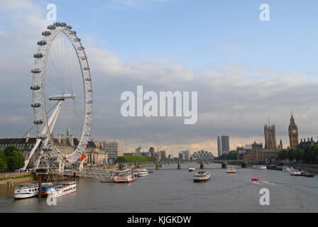 Blick auf London Eye, Southwark, Palast von Westminster und Big Ben bei Sonnenuntergang von Golden Jubilee Bridges Stockfoto