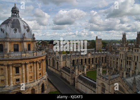 Blick auf Radcliffe Camera und All Souls College an der Universität Oxford, Kirche Stockfoto