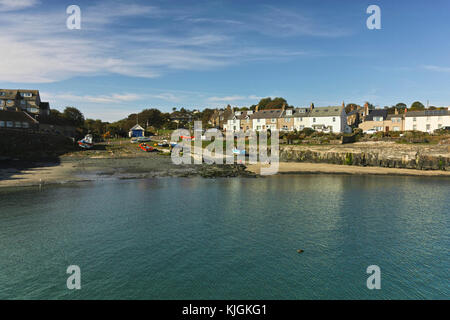 Blick in den kleinen Hafen von Craster in Northumberland an einem sonnigen Tag im September. Stockfoto