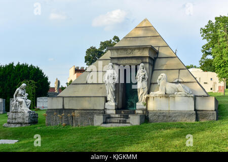 Majestätische Grab auf dem historischen Greenwood Cemetery in Brooklyn, New York. Stockfoto