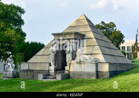 Majestätische Grab auf dem historischen Greenwood Cemetery in Brooklyn, New York. Stockfoto