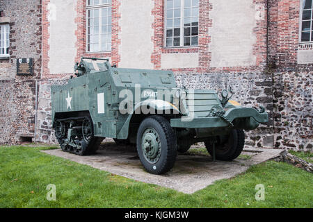 Amerikanische M3 Half-track in L'Aigle, Normandie erhalten, die Befreiung der Stadt im Jahr 1944 zum Gedenken an die von der Britischen 11. Panzerdivision in Stockfoto