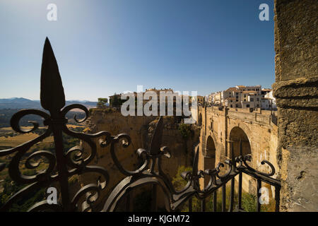 Ronda, Provinz Malaga, Andalusien, Südspanien. die Schlucht El Tajo und die Puente Nuevo oder neue Brücke. Die nationalen Parador Gebäude ist in der Mitte Stockfoto