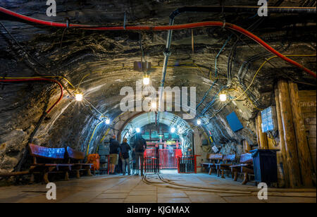 Ein paar touristische U-Bahn warten auf den Fahrstuhl, bochnia Salzbergwerk, Polen Stockfoto