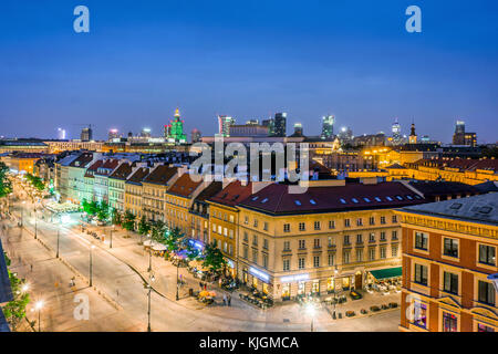 Die alte Straße namens Krakowskie Przedmiescie und moderne Bürogebäude in der Innenstadt von Warschau, Polen Stockfoto