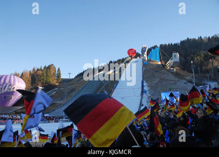 Garmisch - Partenkirchen, Deutschland, Januar 1, 2017: Neue Jahre Skispringen event, von den Menschenmassen durch deutsche Fahnen umgeben gesehen Stockfoto