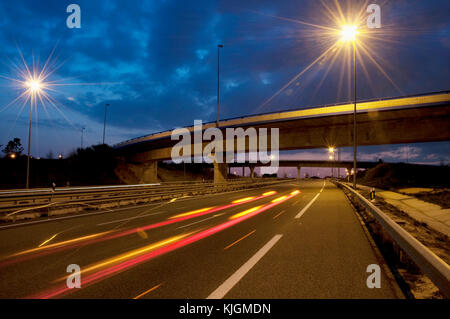 R-3 Autobahn in der Abenddämmerung. Madrid, Spanien. Stockfoto