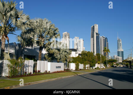 Surfers Paradise, Australien, gesehen aus einem Dorf auf Chevron island Stockfoto