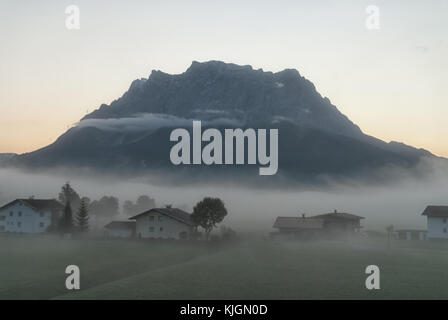 Zugspitze am Morgen Nebel aus Lermoos, Österreich Stockfoto