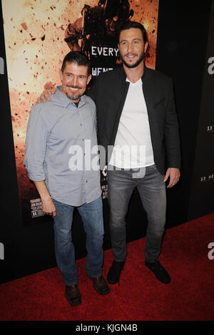 ADVENTURA, FL - JANUAR 07: Pablo Schreiber, Kris Tanto Paronto besucht Miami Special Screening von '13 Hours: The Secret Soldiers of Benghazi' am 7. Januar 2016 in Aventura Mall, Florida. Personen: Pablo Schreiber, Kris Tanto Paronto Stockfoto