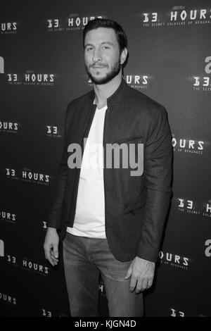 ADVENTURA, FL - JANUAR 07: Pablo Schreiber besucht Miami Special Screening von '13 Hours: The Secret Soldiers of Benghazi' am 7. Januar 2016 in Aventura, Florida. Personen: Pablo Schreiber Stockfoto