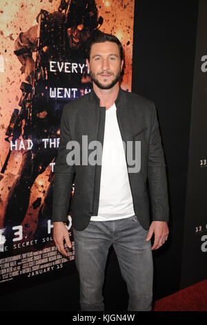 ADVENTURA, FL - JANUAR 07: Pablo Schreiber besucht Miami Special Screening von '13 Hours: The Secret Soldiers of Benghazi' am 7. Januar 2016 in Aventura, Florida. Personen: Pablo Schreiber Stockfoto