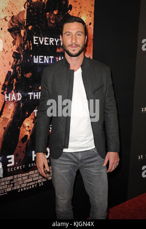 ADVENTURA, FL - JANUAR 07: Pablo Schreiber besucht Miami Special Screening von '13 Hours: The Secret Soldiers of Benghazi' am 7. Januar 2016 in Aventura, Florida. Personen: Pablo Schreiber Stockfoto