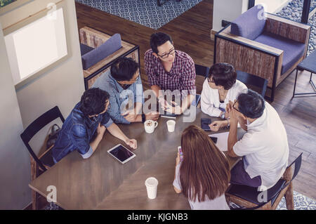 Ansicht von oben Gruppe von asiatischen Geschäftsleuten mit lässiger Anzug Arbeiten im modernen Büro oder Coffee Shop, Menschen Gruppe Schuß Konzept Stockfoto