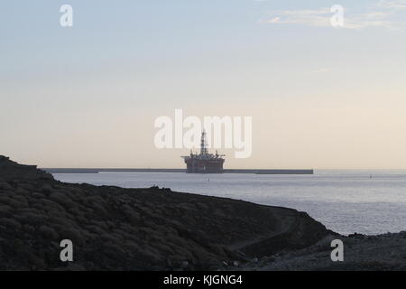 Ölbohranlage im Granadilla-Hafen, Teneriffa, wird repariert. Blick vom El Medano, La Pelada. Foto von Nikki Attree Stockfoto