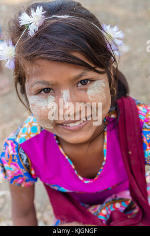 Mandalay, Myanmar - März 12: Unbekannte burmesische Mädchen mit traditionellen thanaka auf Ihrem Gesicht am 12. März 2016 in Mandalay, Myanmar. thanaka ist ein Schrei Stockfoto