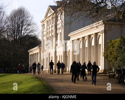 Besucher im Kenwood House Hampstead North London Stockfoto