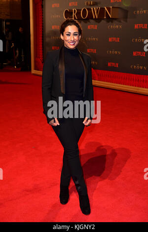 Saira Khan bei der Premiere von The Crown in der zweiten Staffel im Odeon, Leicester Square, London. DRÜCKEN SIE VERBANDSFOTO. Bilddatum: Dienstag, 21. November 2017. Siehe PA Story SHOWBIZ Crown. Das Foto sollte lauten: Ian West/PA Wire. Stockfoto