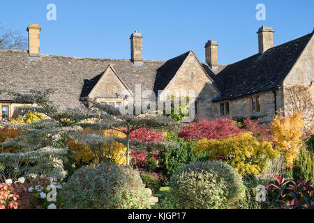 Herbst Garten pflanzen Farben vor einem cotswold Stone House. Chipping Campden, Cotswolds, Gloucestershire, England Stockfoto