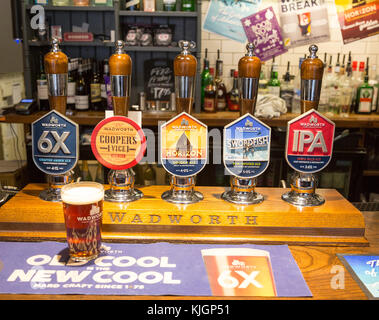 Bier Pumpe Etiketten für Wadworth Biere innerhalb des grünen Drachen Pub, Marlborough, Wiltshire, England, Großbritannien Stockfoto