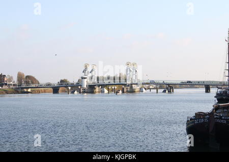 Neue Stadt Brücke über dem Fluss IJssel (Nieuwe Stadsbrug über De IJssel) in Kampen, Overijssel, Niederlande Stockfoto